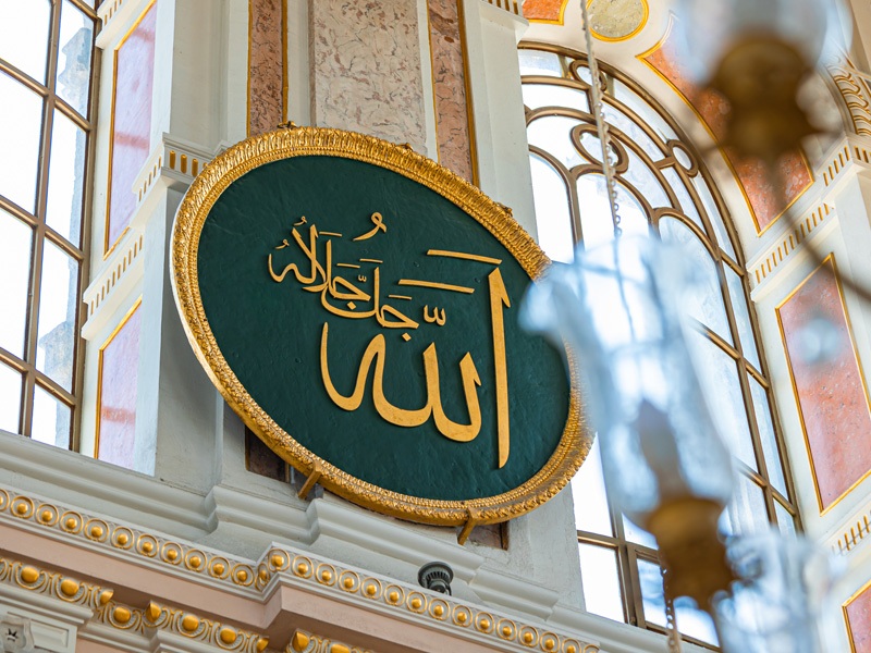 ثلاثة لا ينظر الله إليهم