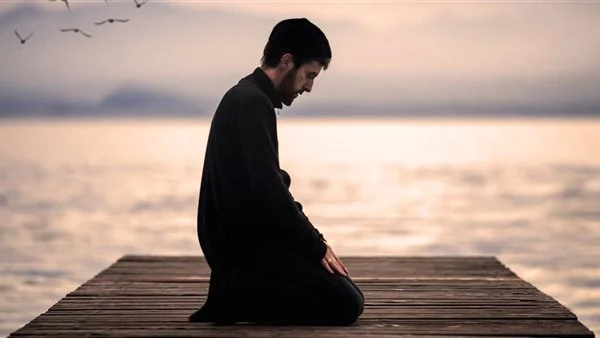 وضع اليدين بعد الرفع من الركوع