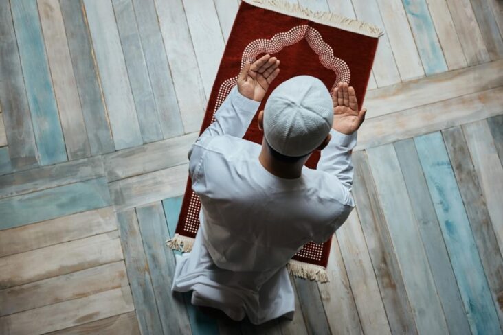 ويقيمون الصلاة