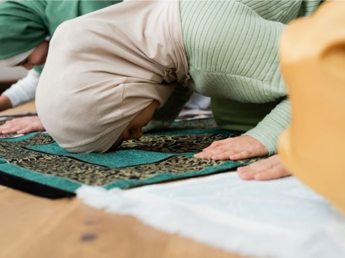 كيفية إمامة المرأة للنساء في الصلاة