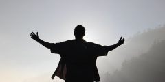 الله وحده المستحق للعبادة