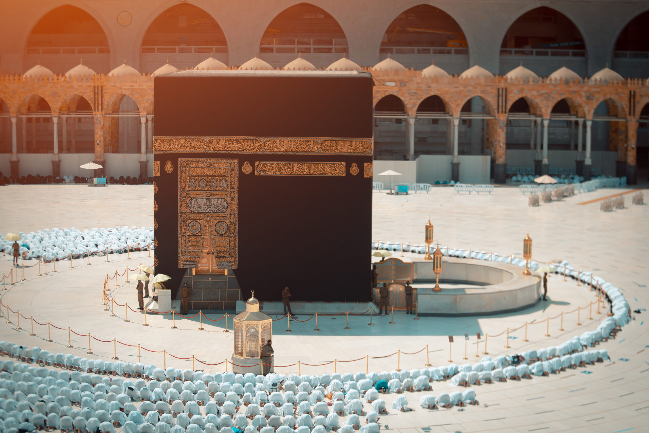 لماذا غطاء الكعبة أسود