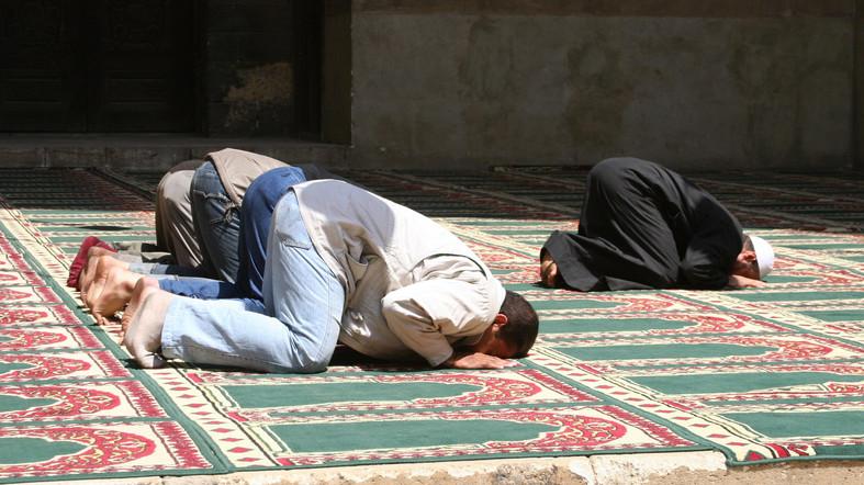 الصلاة خلف الفاسق والمبتدع