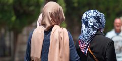 اللباس في الإسلام: ضوابطه وآدابه الشرعية
