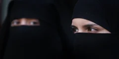 حكم تغطية الوجه للمرأة