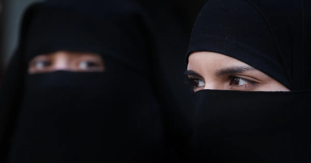 حكم تغطية الوجه للمرأة