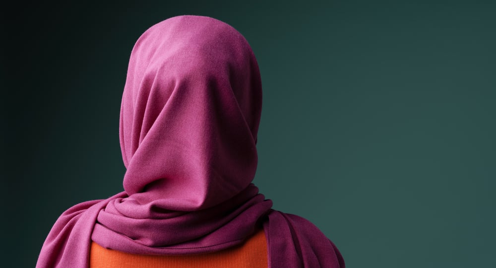 حكم إظهار شعر المرأة