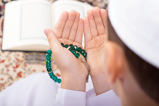 يصاب المسلم بالأسقام الجسدية والنفسية وكلٌ لها مسببات، وهذه سنة الله في خلقه أن جعل لكل أمر سبباً، وقد أمرنا الله -سبحانه وتعالى- ورسوله الكريم بأن نأخذ بالأسباب، ومن أسباب حماية النفس من جميع الشرور أن يحصن المسلم نفسه، ومن فضل الله تعالى على عباده أن هناك العديد من الآيات الكريمة، بالإضافة إلى الأدعية التي وردت في الأحاديث الصحيح، التي تحصن المسلم من السحر والوساوس والحسد والعين، والتي قد ينتج عنها الأمراض الجسدية، ولا بد للتنويه إلى أن أذكار الصباح والمساء، وأذكار النوم والاستيقاظ، بالإضافة إلى أذكار الصلاة، جميعها تشمل على أدعية التحصين، والآيات التي تحصن المسلم، إنَّ المسلم إذا التزم بذكرها لم يمسسه سوء بإذن الله، إلا ما قُدر له، وعليه أن يرضى بقضاء الله وقدره وخلال هذا المقال سوف نورد جميع هذه الأدعية والآيات. أدعية تحصين النفس في الأذكار في ما يلي الأذكار من السنة النبوية الشريفة التي تحصن المسلم كل يوم ما دام مواظب عليها: أذكار الصباح والمساء أفضل وقت لأذكار الصباح بعد الانتهاء من صلاة الفجر وأذكار الصلاة، ويجوز ذكرها في أي وقت في اليوم قبل أذكار المساء، ولكن فضل ذكرها بعد الفجر أكبر، وأذكار المساء أفضل وقت لها بعد صلاة العصر، ويقال في أذكار الصباح أصبحنا، وفي أذكار المساء أمسينا: آية الكرسي. سور الإخلاص والفلق والناس (ثلاث مرات). أصبحنا وأصبح الملك لله، والحمد لله ولا إله إلا الله وحده لا شريك له، له الملك وله الحمد، وهو على كل شيء قدير، أسألك خير ما في هذا اليوم، وخير ما بعده، وأعوذ بك من شر هذا اليوم، وشر ما بعده، وأعوذ بك من الكسل وسوء الكبر، وأعوذ بك من عذاب النار وعذاب القبر. أصبحنا على فطرة الإسلام وكلِمة الإخلاص، ودين نبينا محمد صلى الله عليه وسلم، ومِلَّةِ أبينا إبراهيم، حنيفاً مسلماً، وما كان من المشركين. رضيت بالله ربا، وبالإسلام دينا، وبمحمد صلى الله عليه وسلم نبياً (ثلاث مرات). اللهم إني أسألك علماً نافعاً، ورزقاً طيباً، وعملاً متقبلاً. اللهم بك أصبحنا، وبك أمسينا، وبك نحيا، وبك نموت، وإليك النشور. أعوذ بكلمات الله التامَّات من شر ما خلق. (ثلاث مرات). لا إله إلا الله وحده، لا شريك له، له الملك، وله الحمد، وهو على كل شيء قدير (10 مرات). يا حيُّ يا قيوم برحمتك أستغيثُ، أصلح لي شأني كله، ولا تَكلني إلى نفسي طَرْفَةَ عين أبدًا. اللهم أنت ربي، لا إله إلا أنت، خلقتني وأنا عبدُك، وأنا على عهدِك ووعدِك ما استطعتُ، أعوذ بك من شر ما صنعتُ، أبوءُ لَكَ بنعمتكَ عَلَيَّ، وأبوء بذنبي، فاغفر لي، فإنه لا يغفرُ الذنوب إلا أنت. اللهم فاطر السموات والأرض، عالم الغيب والشهادة، رب كل شيء ومليكه، أشهد أن لا إله إلا أنت، أعوذ بك من شرّ نفسي، ومن شرّ الشيطان وشركه، وأن أقترف على نفسي سوءا، أو أجره إلى مسلم. اللهم إني أسألك العفو والعافية في الدنيا والآخرة، اللهم أسألك العفو والعافية في ديني ودنياي وأهلي ومالي، اللهم استر عوراتي، وآمن روعاتي، واحفظني من بين يدي، ومن خلفي، وعن يميني، وعن شمالي، ومن فوقي، وأعوذ بك أن أغتال من تحتي. بسم الله الذي لا يضر مع اسمه شيء في الأرض ولا في السماء، وهو السميع العليم. (ثلاث مرات). سبحان الله عدد خلقه، سبحان الله رضا نفسه، سبحان الله زنة عرشه، سبحان الله مداد كلماته. (ثلاث مرات). اللهم عافني في بدني، اللهم عافني في سمعي، اللهم عافني في بصري، لا إله إلا أنت، اللهم إني أعوذ بك من الكفر والفقر، اللهم إني أعوذ بك من عذاب القبر، لا إله إلا أنت. (ثلاث مرات). حسبي الله لا إله إلا هو عليه توكلت وهو رب العرش العظيم (7 مرات). اللهم إني أصبحت، أُشهدك وأُشهد حملة عرشك وملائكتك وجميع خلقك أنك أنت الله، وحدك لا شريك لك وأن محمداً عبدك ورسولك. (أربع مرات). سبحان الله وبحمده. أو: سبحان الله العظيم وبحمده. (مائة مرة أو أكثر). أستغفر اللهَ وأتوبُ إليه. (مائة مرة). أذكار النوم يجمع المسلم كفيه، وينفث فيهما ثم يقرأ سور الإخلاص والفلق والناس، ثم يمسح ما استطاع بهما من جسده (ثلاث مرات) آية الكرسي. خواتم سورة البقرة (آخر آيتين من قوله تعالى آمن الرسول). باسمك اللهم أموت وأحيا. اللهم إني أسلمت نفسي إليك، ووجهت وجهي إليك، وفوضت أمري إليك، وألجأت ظهري إليك، رغبة ورهبة إليك، لا ملجأ ولا منجا منك إلا إليك، آمنت بكتابك الذي أنزلت، ونبيك الذي أرسلت. باسمك ربي وضعت جنبي، وبك أرفعه، إن أمسكت نفسي فارحمها، وإن أرسلتها فاحفظها بما تحفظ به عبادك الصالحين. سبحان الله 33 مرة، والحمد لله 33 مرة، ووالله أكبر 34 مرة. اللهم قني عذابك يوم تبعث عبادك. الحمد لله الذي أطعمنا وسقانا، وكفانا وآوانا، فكم ممن لا كافي له ولا مؤوي. اللهم خلقت نفسي، وأنت توفاها، لك مماتها ومحياها، إن أحييتها فاحفظها، وإن أمتها فاغفر لها، اللهم إني أسألك العافية. اللهم رب السماوات، ورب الأرض، ورب العرش العظيم، ربنا ورب كل شيء، فالق الحب والنوى، ومنزل التوراة والإنجيل والفرقان، أعوذ بك من شر كل دابة أنت آخذ بناصيتها، اللهم أنت الأول، فليس قبلك شيء، وأنت الآخر فليس بعدك شيء، وأنت الظاهر فليس فوقك شيء، وأنت الباطن فليس دونك شيء ، اقض عنا الدين، وأغننا من الفقر. اللهم إني أعوذ بوجهك الكريم وكلماتك التامة من شر ما أنت آخذ بناصيته، اللهم أنت تكشف المغرم والمأثم، اللهم لا يهزم جندك، ولا يخلف وعدك، ولا ينفع ذا الجد منك الجد، سبحانك وبحمدك. أذكار الاستيقاظ من النوم الحمدُ للهِ الذي أحيانا بعد ما أماتنا، وإليه النشور. لا إله إلا الله وحده لا شريك له، له الملك وله الحمد، وهو على كل شيء قدير، سبحان الله، والحمد لله، ولا إله إلا الله، والله أكبر، ولا حول ولا قوة إلا بالله العلي العظيم، رب اغفر لي. الحمد لله الذي عافاني في جسدي، ورد عليَّ روحي وأذن لي بذكره. خواتيم سورة آل عمران من الآية 190 إلى الآية 200، من قوله تعالى (إِنَّ فِي خَلْقِ السَّمَاوَاتِ وَالأَرْضِ وَاخْتِلاَفِ اللَّيْلِ وَالنَّهَارِ لآيَاتٍ لِّأُوْلِي الألْبَابِ)، إلى قوله تعالى (يَا أَيُّهَا الَّذِينَ آمَنُواْ اصْبِرُواْ وَصَابِرُواْ وَرَابِطُواْ وَاتَّقُواْ اللّهَ لَعَلَّكُمْ تُفْلِحُونَ). أذكار الصلاة يفضل أن ذكر أذكار الصلاة بعد أن يسلم المصلي مباشرة، وقبل أن يقوم من مصلاه، وهي كالتالي: أستغفر الله (ثلاث مرات). اللهم أنت السلام ومنك السلام، تباركت يا ذا الجلال والإكرام. لا إله إلا الله وحده لا شريك له، له الملك وله الحمد وهو على كل شيء قدير. لا حول ولا قوة إلا بالله. اللهم أعني على ذكر وشكرك وحسن عبادتك. لا إله إلا الله، ولا نعبد إلا إياه، له النعمة وله الفضل وله الثناء الحسن. لا إله إلا الله مخلصين له الدين ولو كره الكافرون. اللهم لا مانع لما أعطيت، ولا معطي لما منعت، ولا ينفع ذا الجد منك الجد. سبحان الله 33 مرة، والحمد لله 33 مرة، والله أكبر 33 مرة، وتمام المئة لا إلى إله إلا الله وحده لا شريك له، له الملك وله الحمد، وهو على كل شيء قدير. تختص صلاتي الفجر والمغرب بذكر (لا إله إلا الله وحده لا شريك له، له الملك وله الحمد، يحي ويميت وهو على كل شيء قدير. عشر مرات) آية الكرسي أدعية تحصين النفس