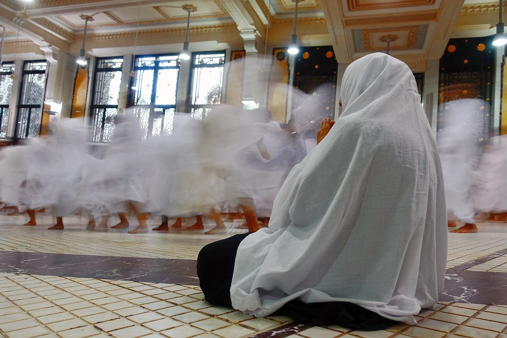 حكم عمرة المرأة دون إذن زوجها
